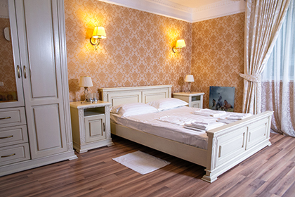 Interior Kamar Tidur dengan Wallpaper
