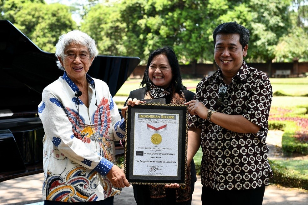 FIRST CONCERT GRAND PIANO MADE IN INDONESIA AWARDED BY MURI